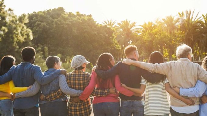 Custodire l’umano: terra, casa e lavoro