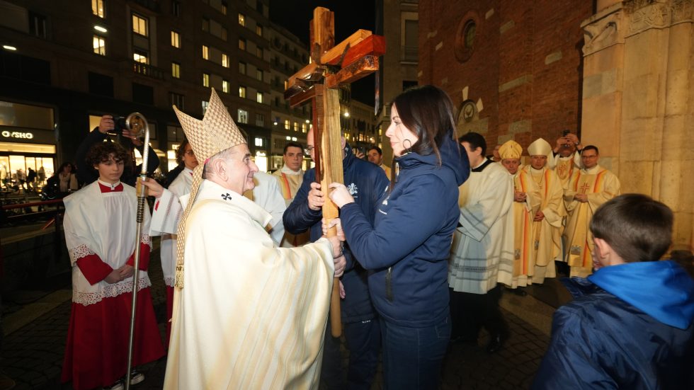 L'Arcivescovo accoglie la Croce all'ingresso della Basilica (foto Andrea Cherchi)