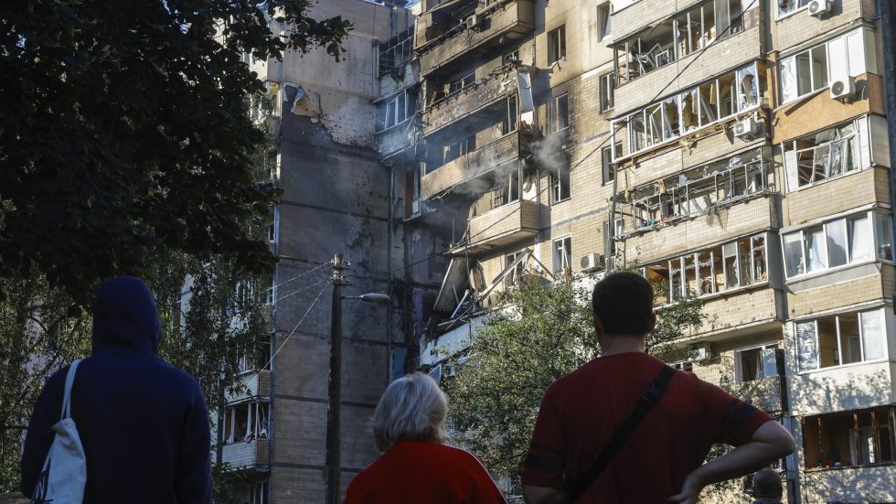 Un condominio distrutto a Kiev a causa di un attacco russo. (Foto ANSA/SIR)