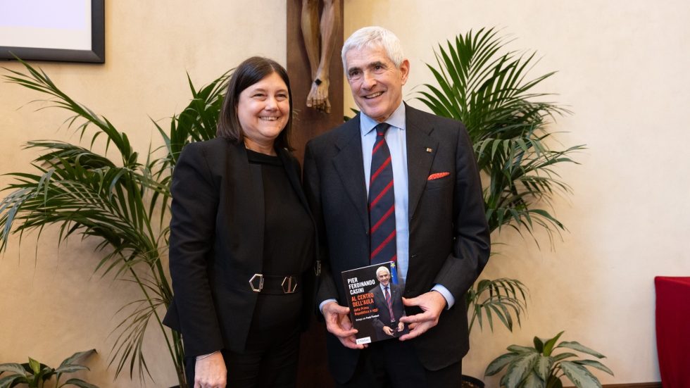 Beccalli Casini Cattolica Elena Beccalli e Pier Ferdinando Casini posano insieme; Casini tiene in mano una copia del suo libro "Al centro della politica"