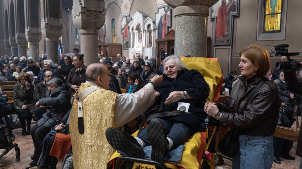 L'Arcivescovo durante la comunione ai malati