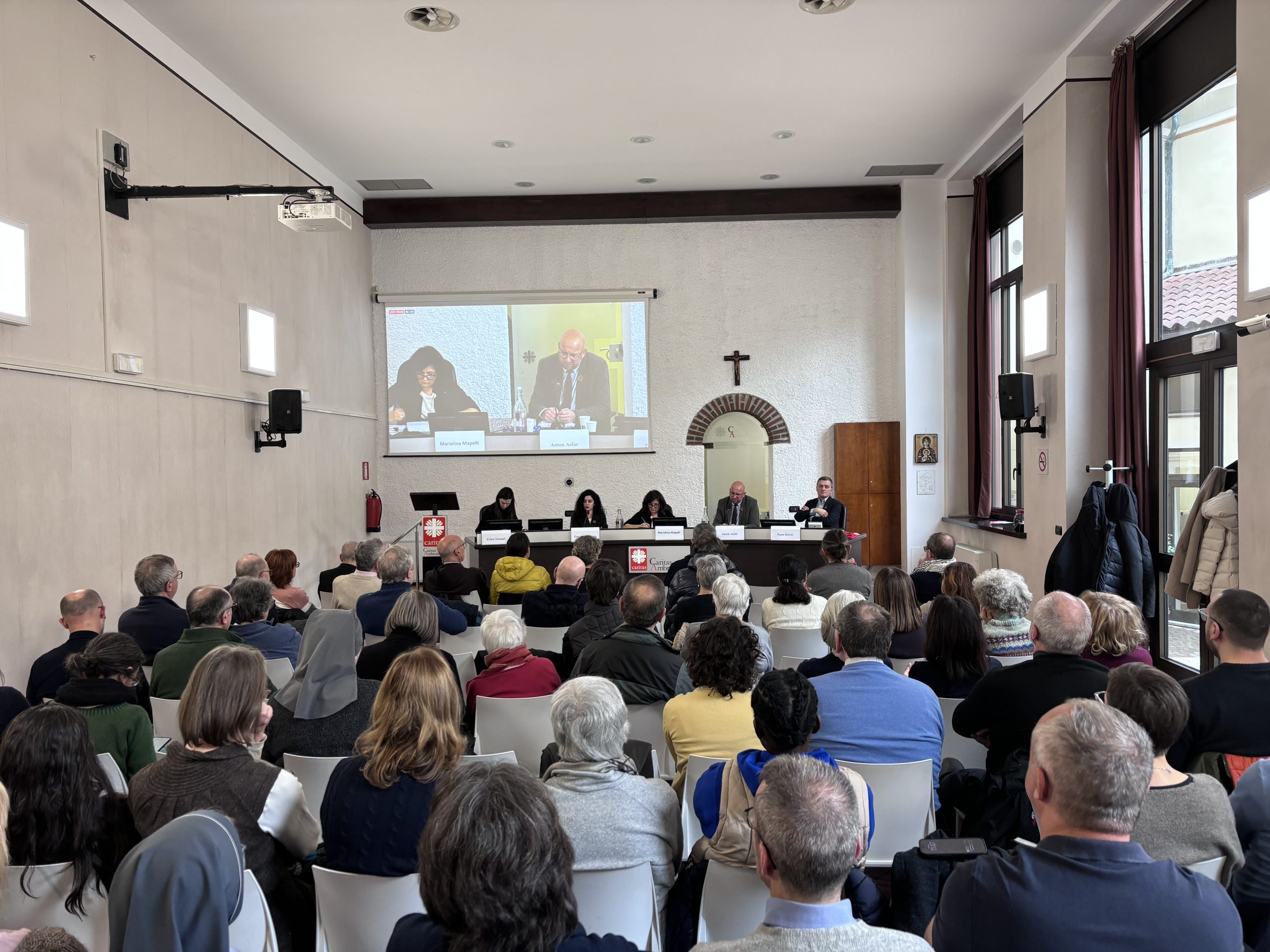 Il pubblico intervenuto all'incontro con Anton Asfar