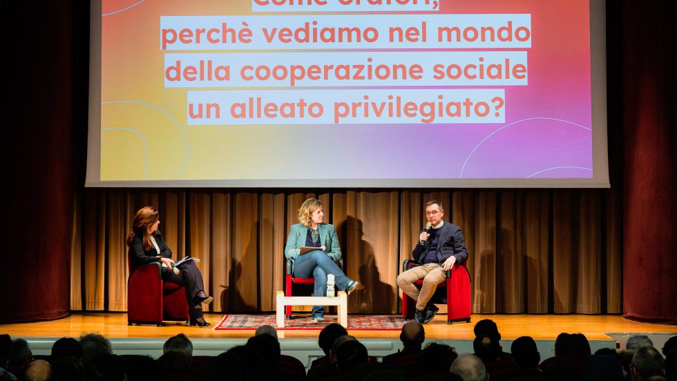 Valeria Negrini e don Stefano Guidi presentano l'accordo tra oratori e cooperative