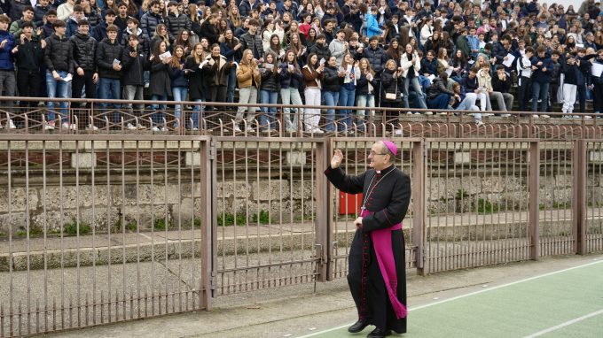 L’Arcivescovo e gli studenti, insieme per la pace