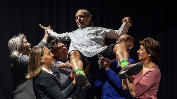 Manuel Ferreira, attore e autore teatrale, ha fondato la compagnia teatrale Alma Rosé. In foto un’immagine dello spettacolo (foto Federico Whillem)