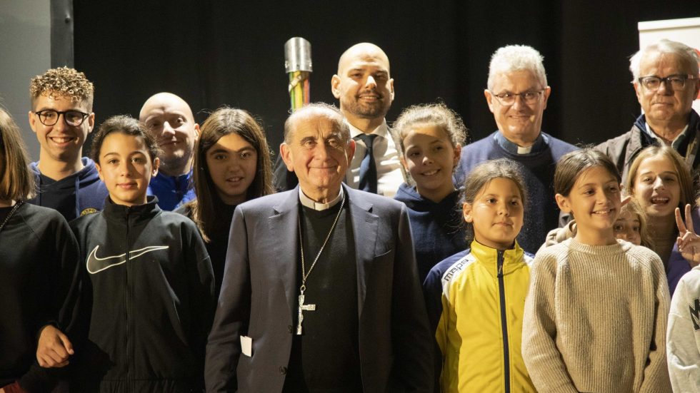 L'Arcivescovo con alcuni ragazzi durante una tappa di Orasport on fire tour (Agenzia Fotogramma)