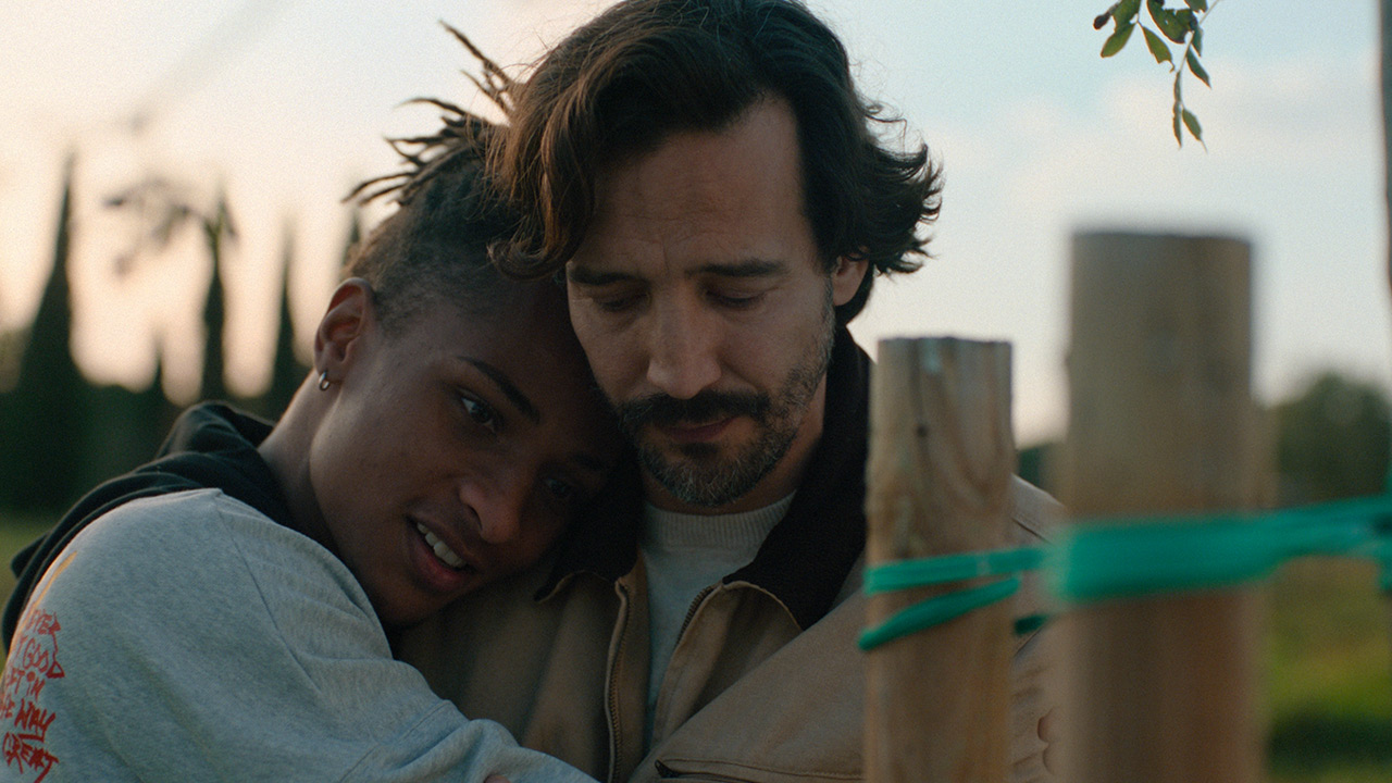 Scena del film Per un po di Simone Valentini: un momento di affetto tra i protagonisti nella storia vera di affido ispirata al libro di Niccolò Agliardi