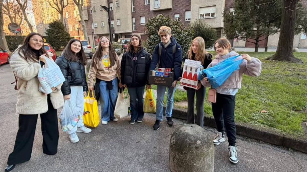 Ragazzi di Cesano Boscone – raccolta generi alimentari in Avvento -Carro della bontà- Ragazzi di Cesano Boscone impegnati in una raccolta di generi alimentari in Avvento
