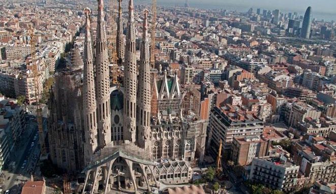 Giovani ambrosiani a Barcellona all’ombra della nuova torre della Sagrada Familia