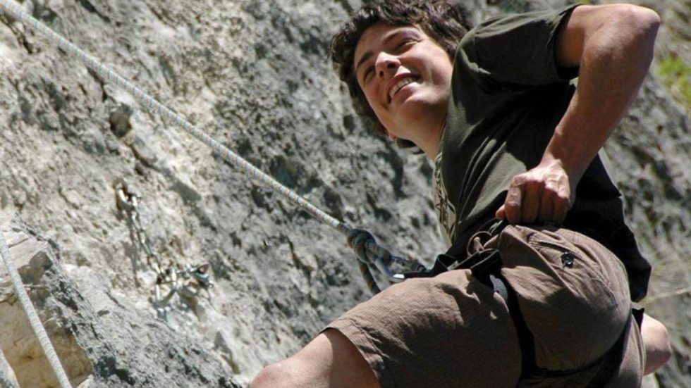 Marco Gallo impegnato in una scalata: la foto è tratta dalla copertina del volume «Anche i sassi si sarebbero messi a saltellare» (Itaca, 224 pagine, 14 euro)