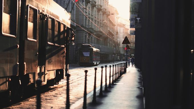 Transiti e traiettorie – Abitare da adulti la città