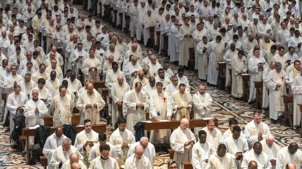 Preti ambrosiani alla Messa Crismale (Agenzia Fotogramma)