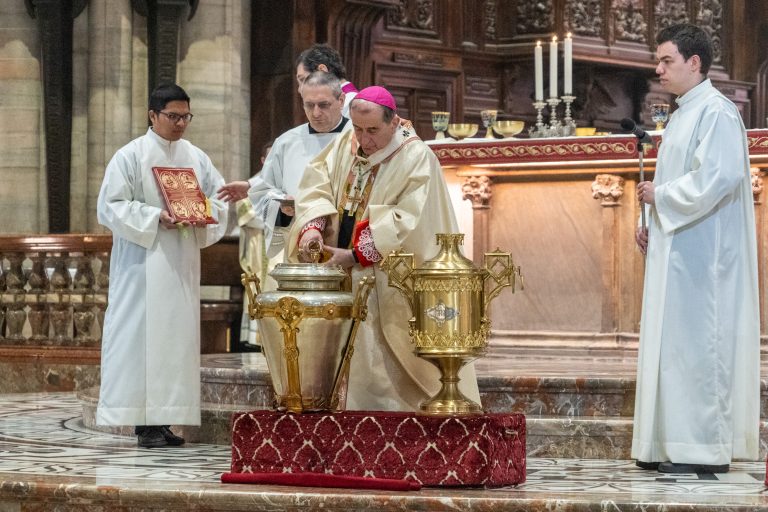 L'Arcivescovo benedice gli Oli santi (Agenzia Fotogramma)