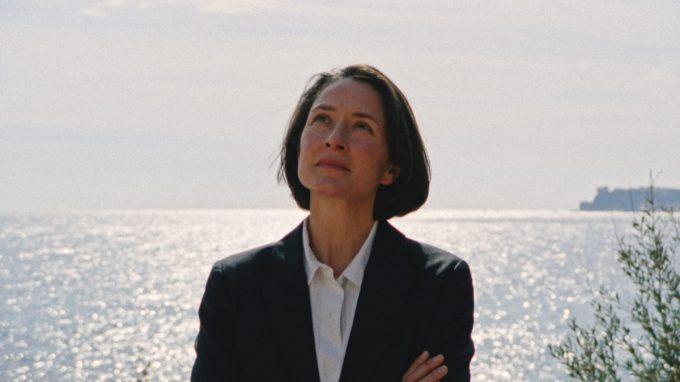 Eileen Gray in una scena del film ‘E.1027 – Eileen Gray e la casa sul mare’ ambientata sulla costa della Costa Azzurra