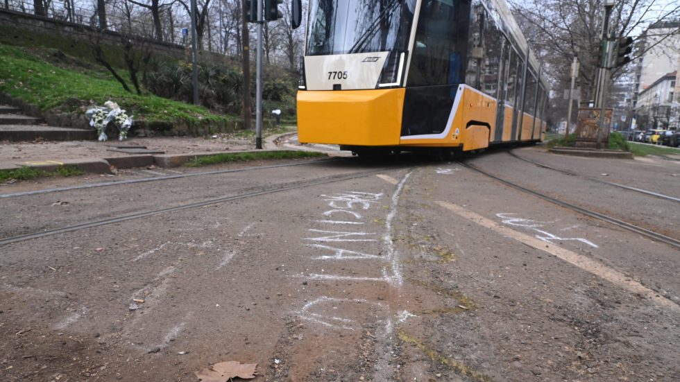 Milano, Luogo incidente deragliamento Tram 9, sul posto tecnici ATM al lavoro Il luogo del deragliamento del tram 9 di Milano. Tram giallo e nero fermo su un incrocio di binari in città, ripreso dal basso; sull’asfalto si vedono scritte con gesso bianco lasciate dalla polizia per le indagini, sullo sfondo, alberi spogli e un semaforo