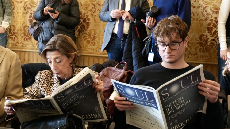 Conferenza Soul due giovani che leggono la presentazione di soul