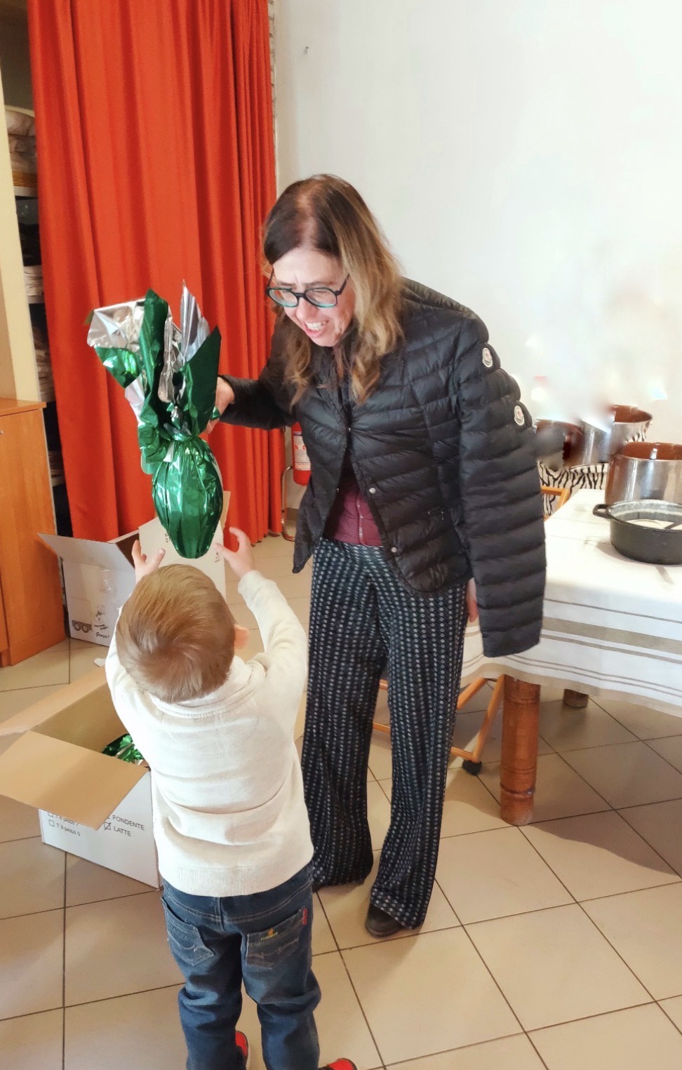 La presidente di Nocetum Gloria Mari distribuisce uova di Pasqua