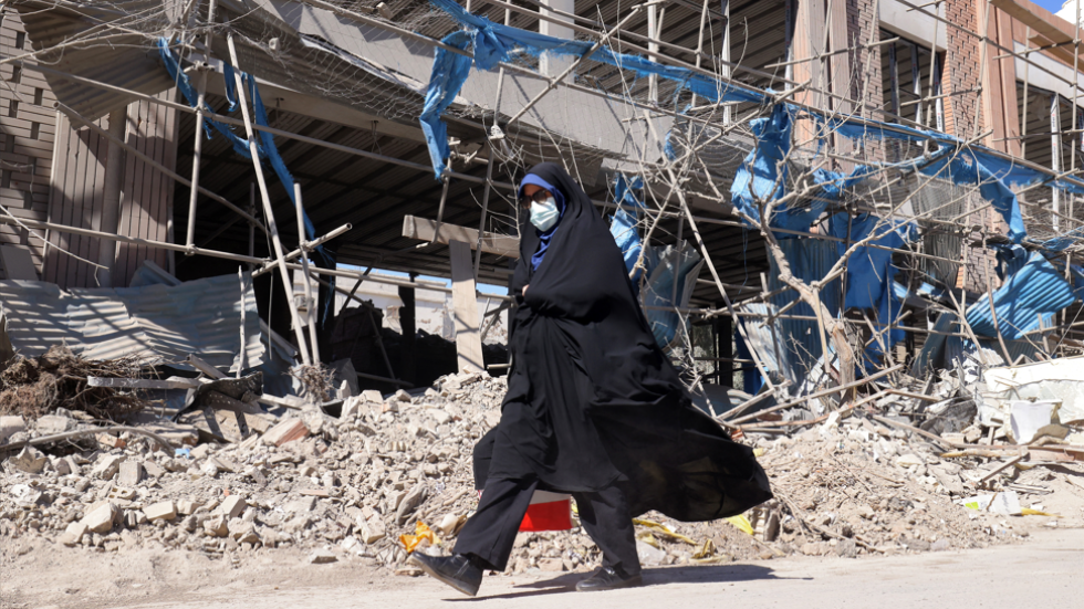 Teheran, piazza Ferdowsi, distrutto dall’attacco aereo di Stati Uniti e Israele Teheran, 3 marzo 2026: donna cammina tra le macerie di un edificio, distrutto dall’attacco aereo di Stati Uniti e Israele (Foto AFP/SIR)