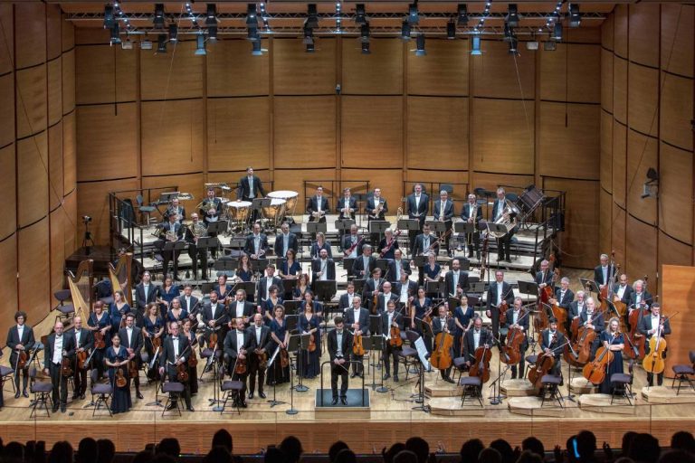 Tjeknavorian dirige l'Orchestra Sinfonica di Milano (foto Angelica Concari)