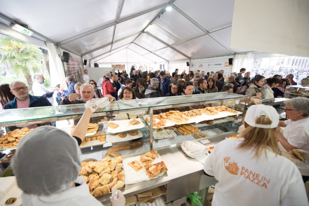 Visitatori al banco di Pane in Piazza