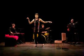 «Vorrei essere lei”: ad Arese un monologo musicale ironico e profondamente umano con Valeria Girelli