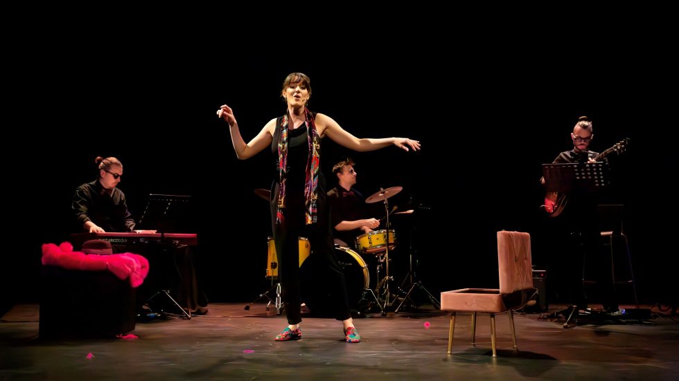 «Vorrei essere lei”: ad Arese un monologo musicale ironico e profondamente umano con Valeria Girelli