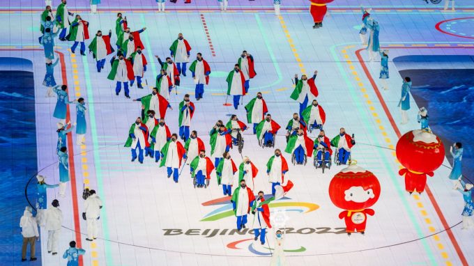 La squadra italiana alla cerimonia d'apertura delle Paralimpiadi di Pechino 2026