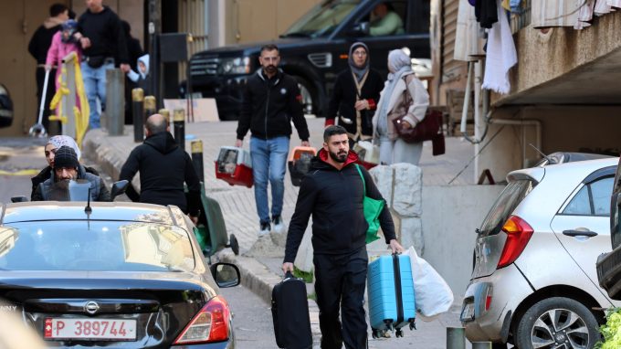 Sfollati a Beirut (foto Ansa / Sir)