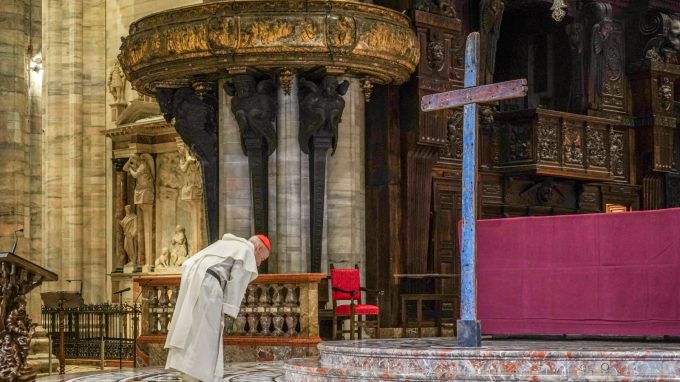 «Ascoltiamo la croce del Signore e i crocifissi del presente»