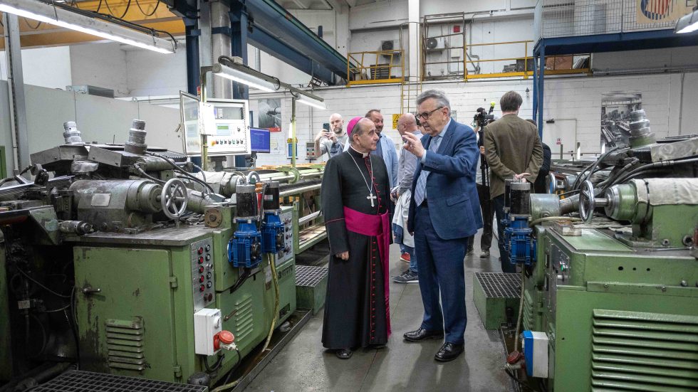Peschiera Borromeo, Monsignor Delpini visita e benedice luoghi di lavoro
