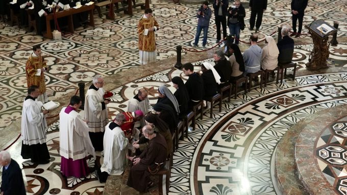 Ai piedi della Croce