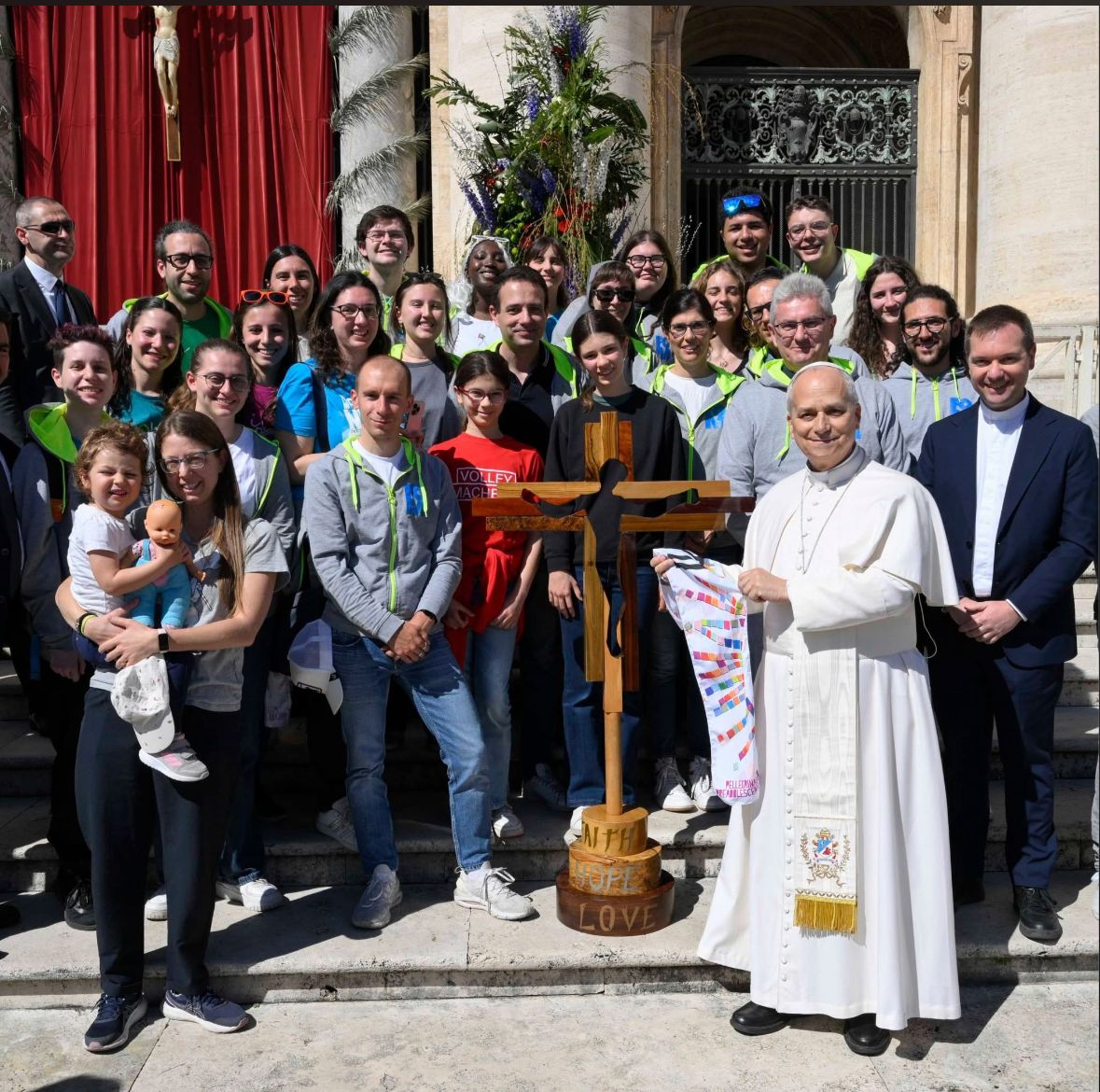 Foto di gruppo con il Papa e la Croce