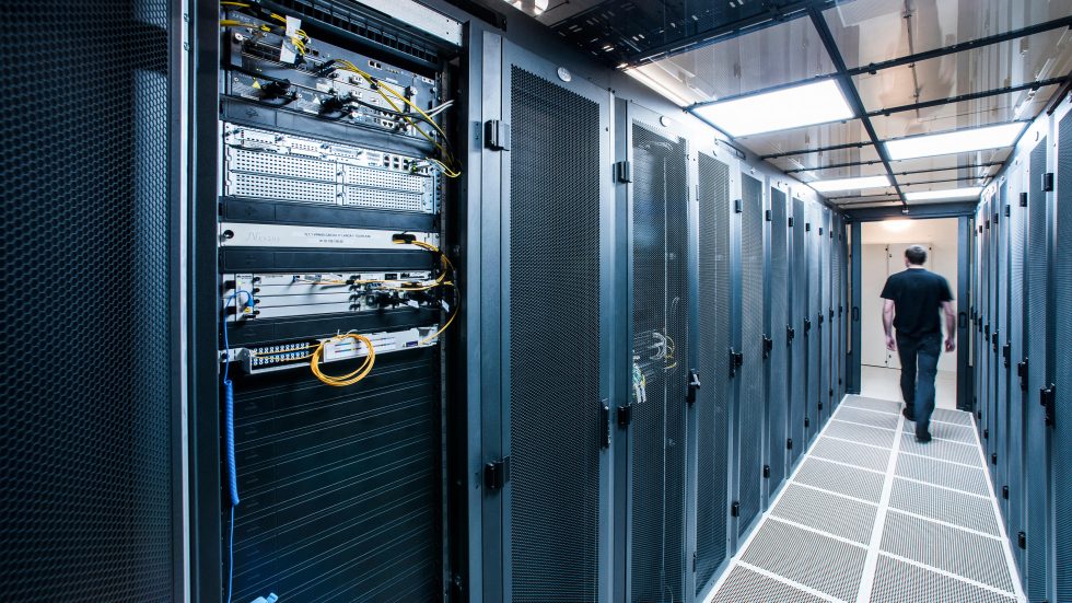 I grandi data center, infrastrutture che supportano ogni aspetto della nostra vita interconnessa (Fotogramma)