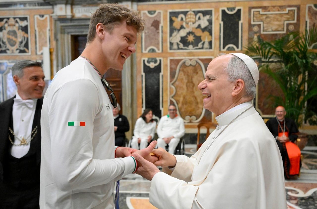Il Papa con un atleta (@Vatican Media)