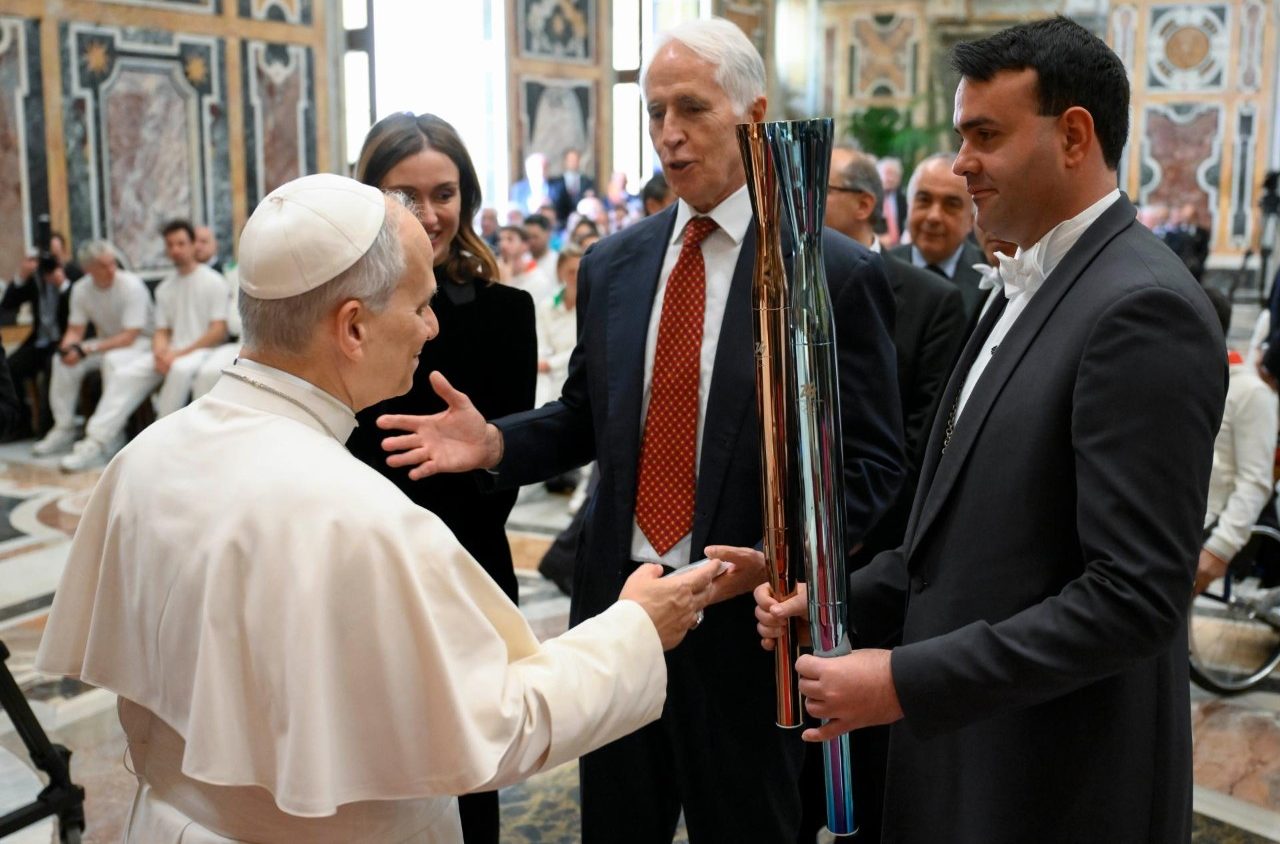 Il Papa riceve la fiaccola olimpica (@VATICAN MEDIA)