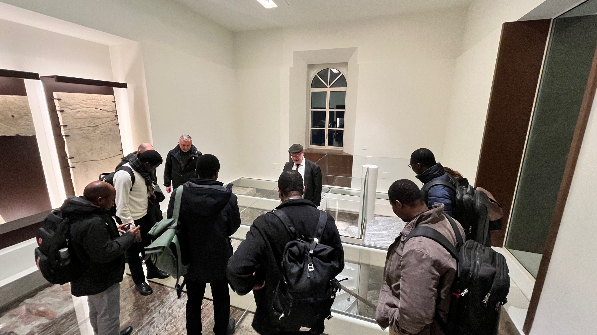 Il direttore di sede Mario Gatti durante la visita guidata al nuovo polo San Francesco