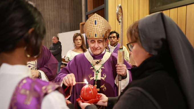 L'Arcivescovo accende la lampada rossa delle vocazioni durante una visita pastorale