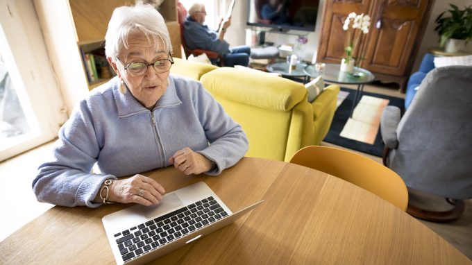 La digitalizzazione dei servizi, pur aprendo nuove possibilità, può rendere difficile la vita di chi non è abituato alla tecnologia (crediti Jerome Chabanne/Hans-Lucas/Contrasto)