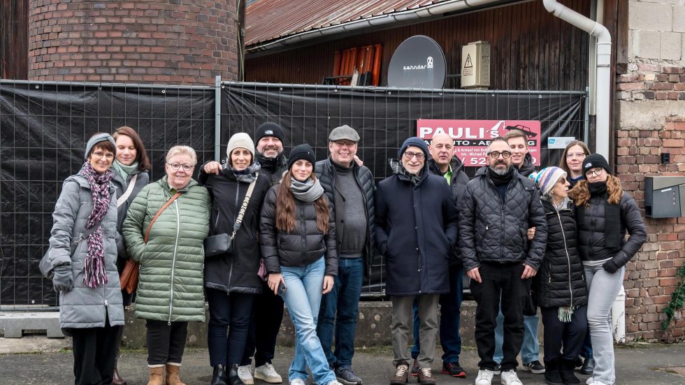 La famiglia Tavecchio davanti alla segheria nel loro viaggio in Germania (Foto Winfried Krüger)