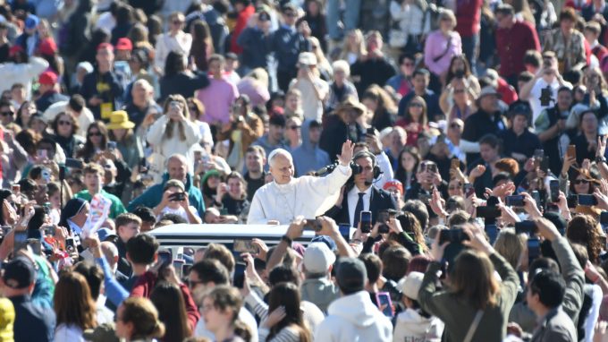 Il saluto di Leone XIV ai ragazzi ambrosiani