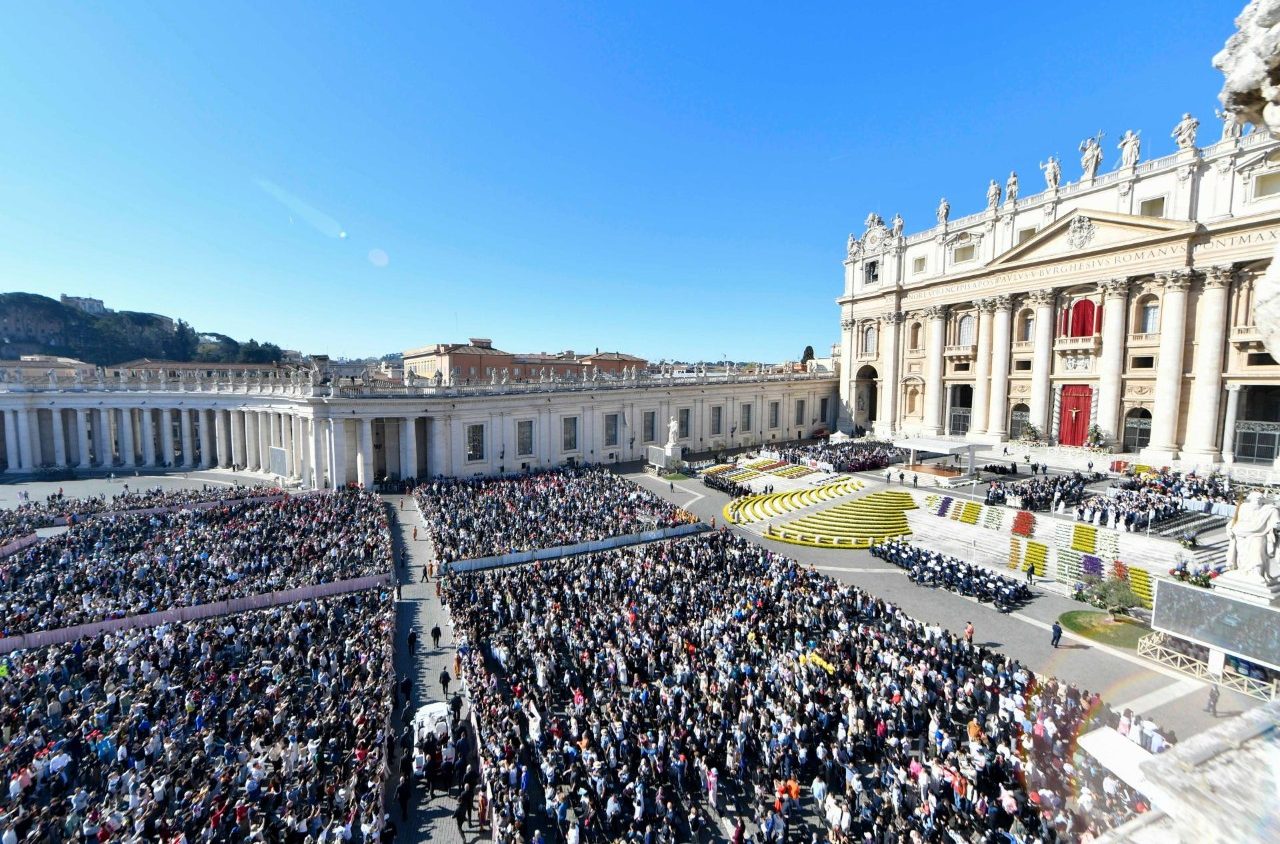 Piazza San Pietro gremita di pellegrini per l'udienza generale (Vatican News)