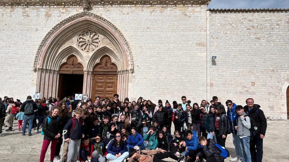 Ragazzi del Decanato di Abbiategrasso davanti alla Basilica di Assisi