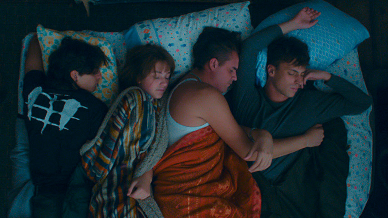 Quattro adolescenti dormono stretti nello stesso letto in una scena del film Un anno di scuola
