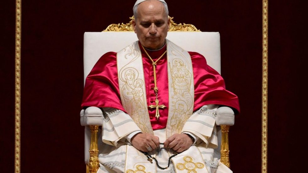 Il Papa in preghiera (Vatican News)