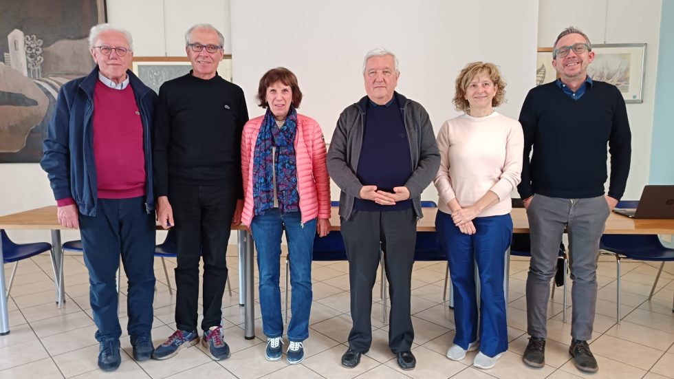 il direttivo di casa della carità con mons. molinari al centro