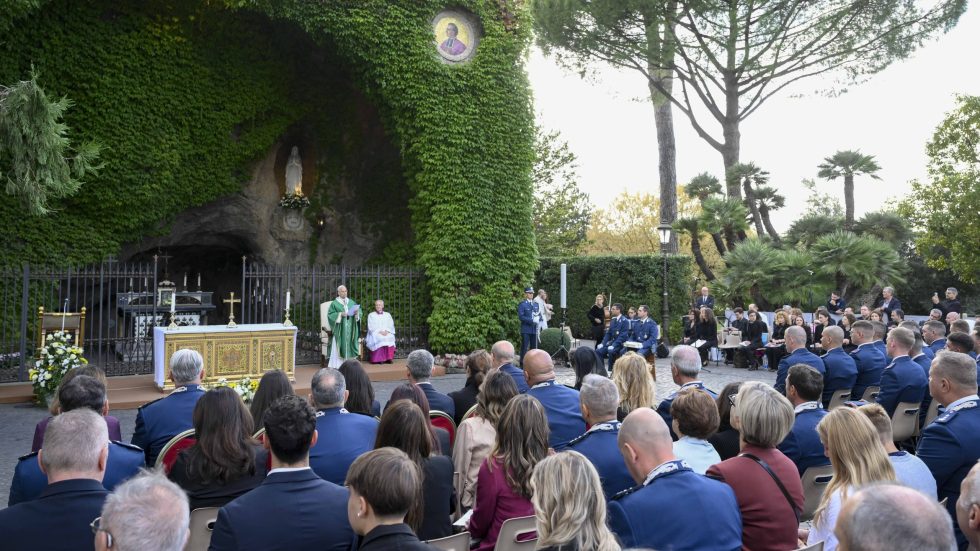 Il Rosario per la pace con il Papa, in collegamento da Roma