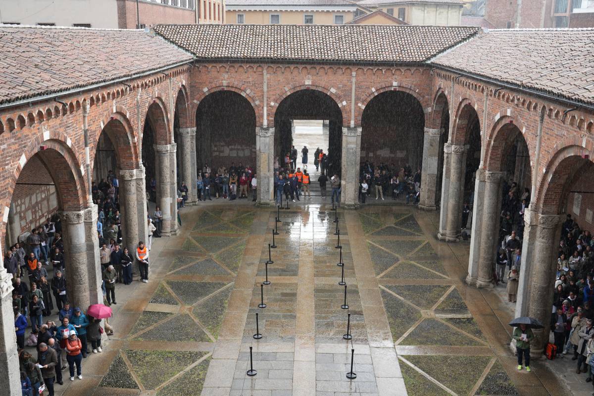 I fedeli all'ingresso della Basilica (Cherchi/Chiesadimilano.it)