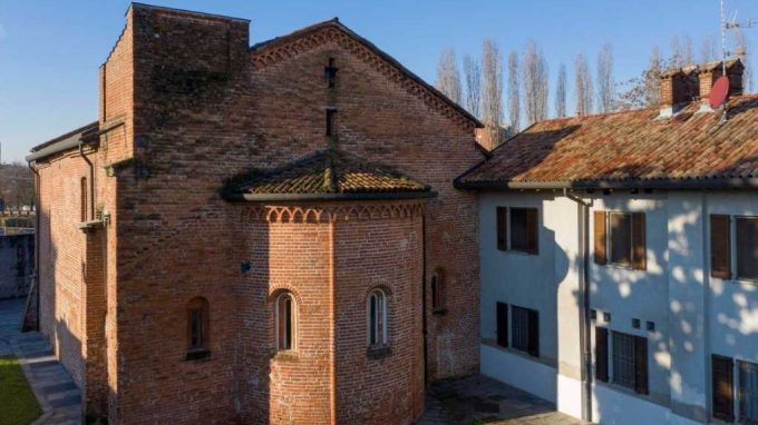 Milano, pranzo solidale nel portico di Santa Maria alla Fonte