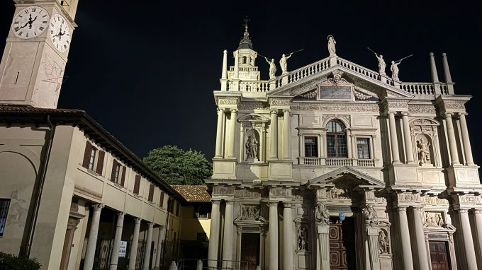 A Saronno il Rosario in piazza, contemplando 5 misteri sulla facciata del Santuario