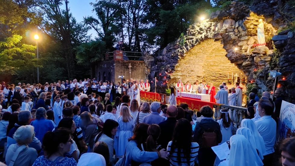 Delpini – Visita Valceresio – celebrazione Corpus Domini 2 La celebrazione del Corpus Domini con l'Arcivescovo durante la visita pastorale
